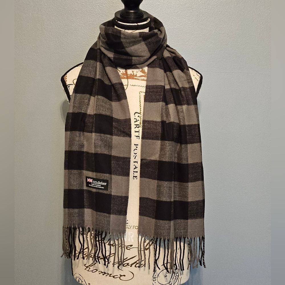 NEW, Cashmere scarf in gray and vlack buffalo check. UNISEX